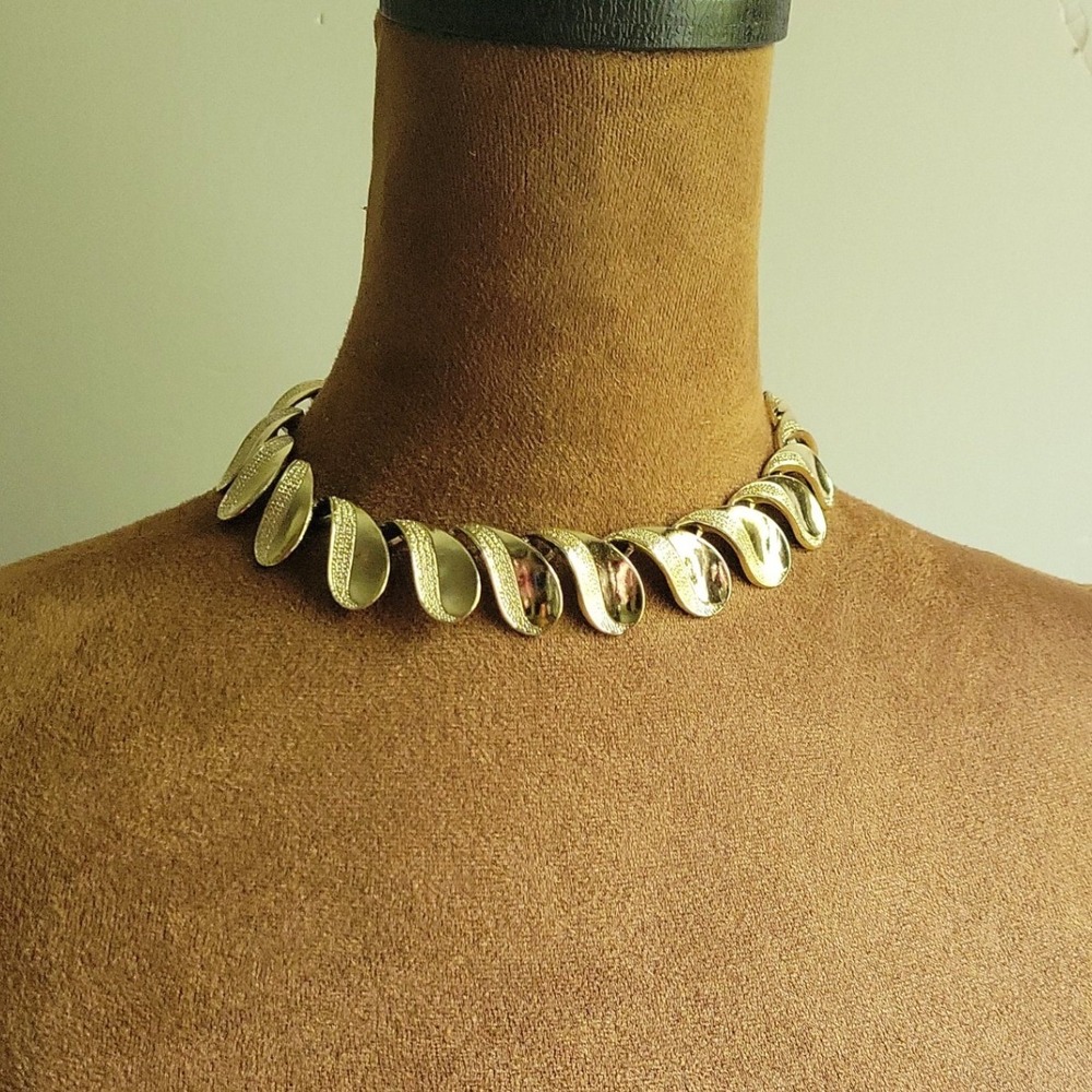 Vintage Gold Tone Leaf Link Choker Necklace 15‎ Inch Adjustable Quiet Luxury